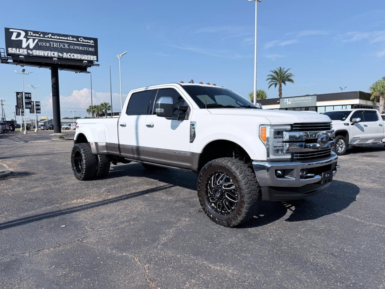 Ford Super Duty F-350 DRW Lariat 4WD Crew Cab 8' Box 2019