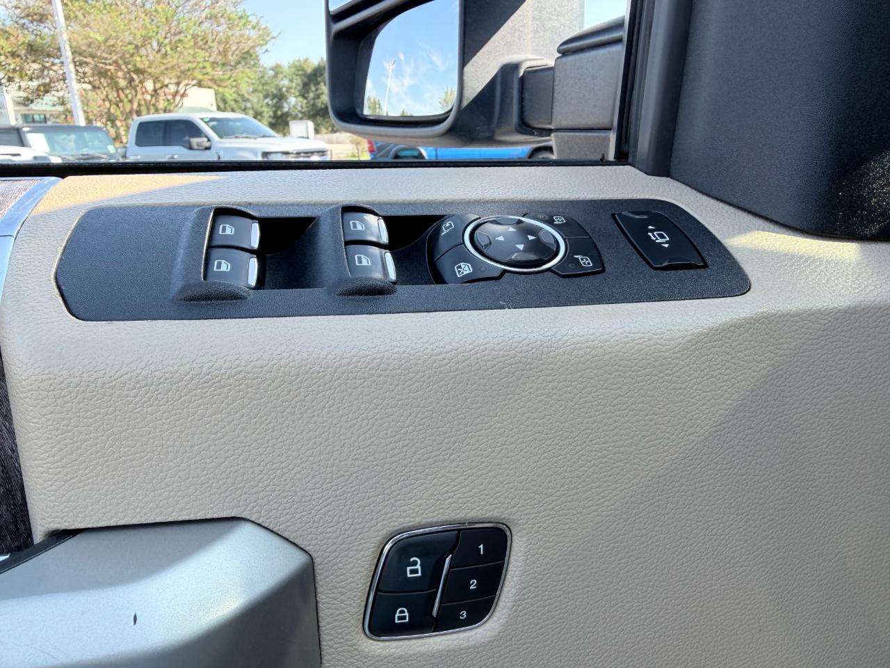 Ford Super Duty F-350 DRW Lariat 4WD Crew Cab 8' Box 2019