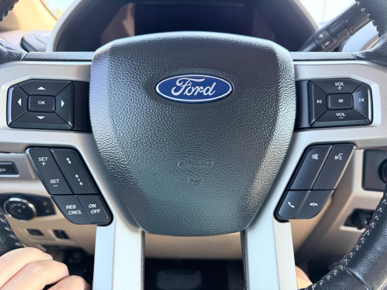 Ford Super Duty F-350 DRW Lariat 4WD Crew Cab 8' Box 2019