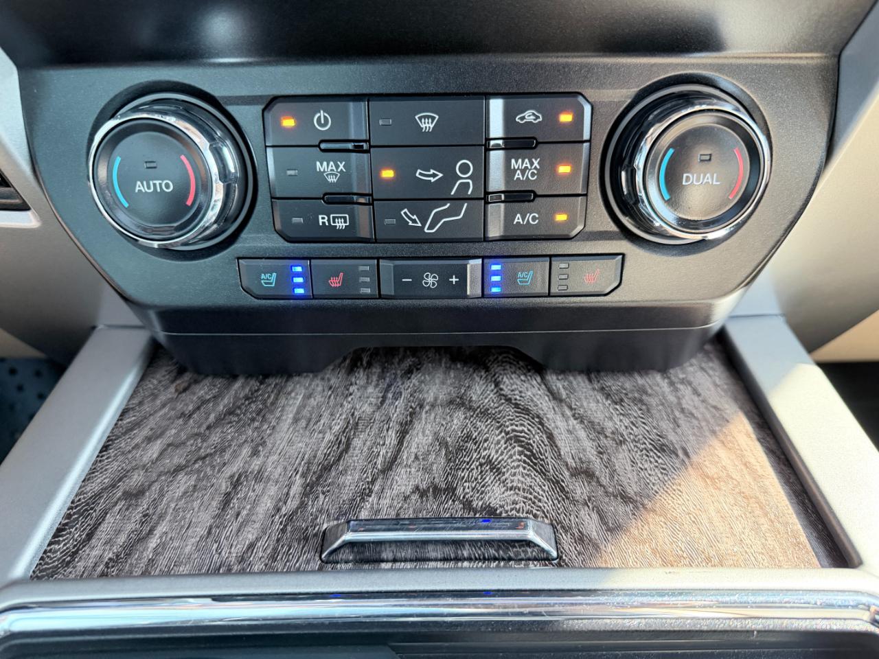 Ford Super Duty F-350 DRW Lariat 4WD Crew Cab 8' Box 2019