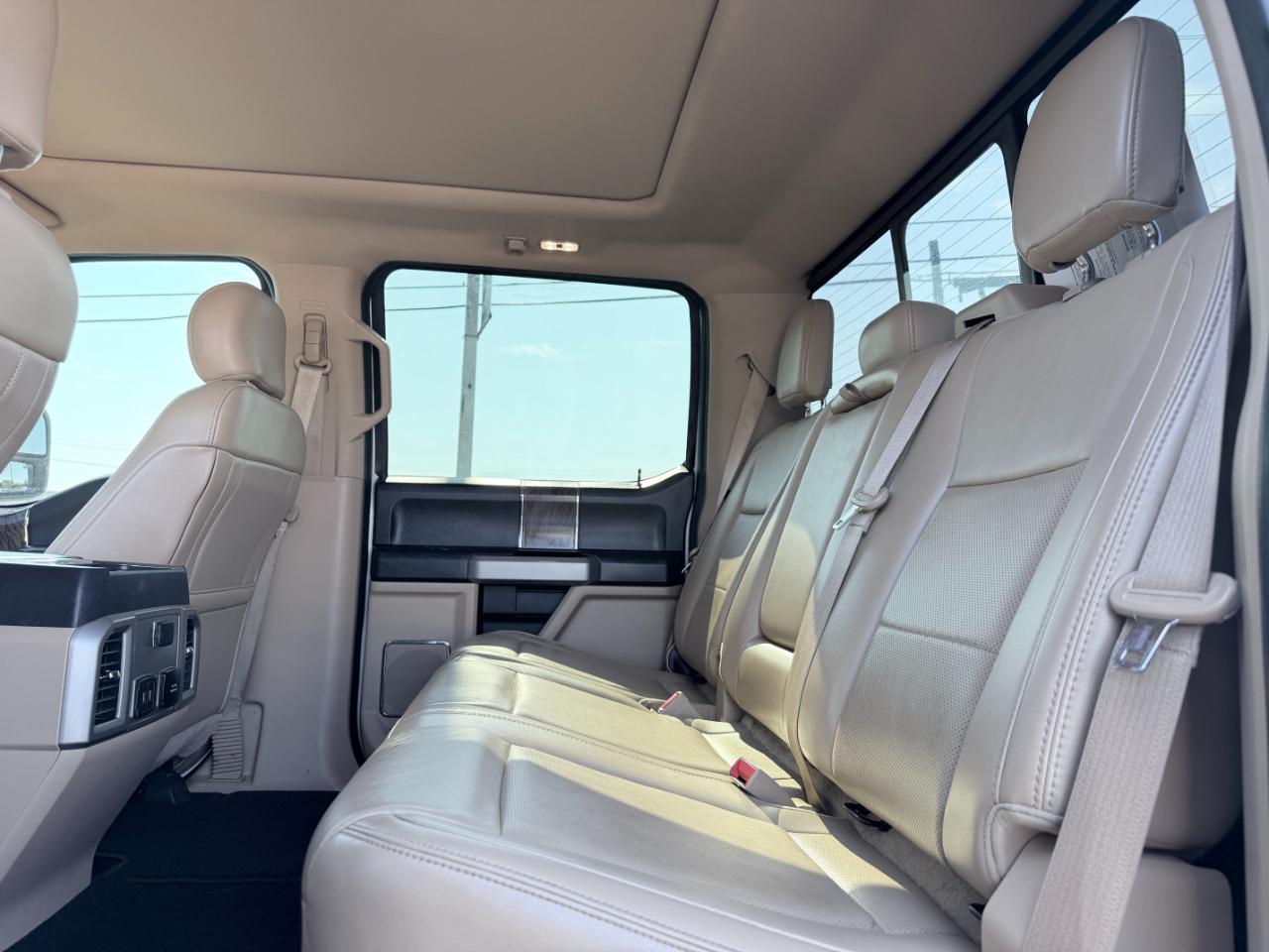 Ford Super Duty F-350 DRW Lariat 4WD Crew Cab 8' Box 2019