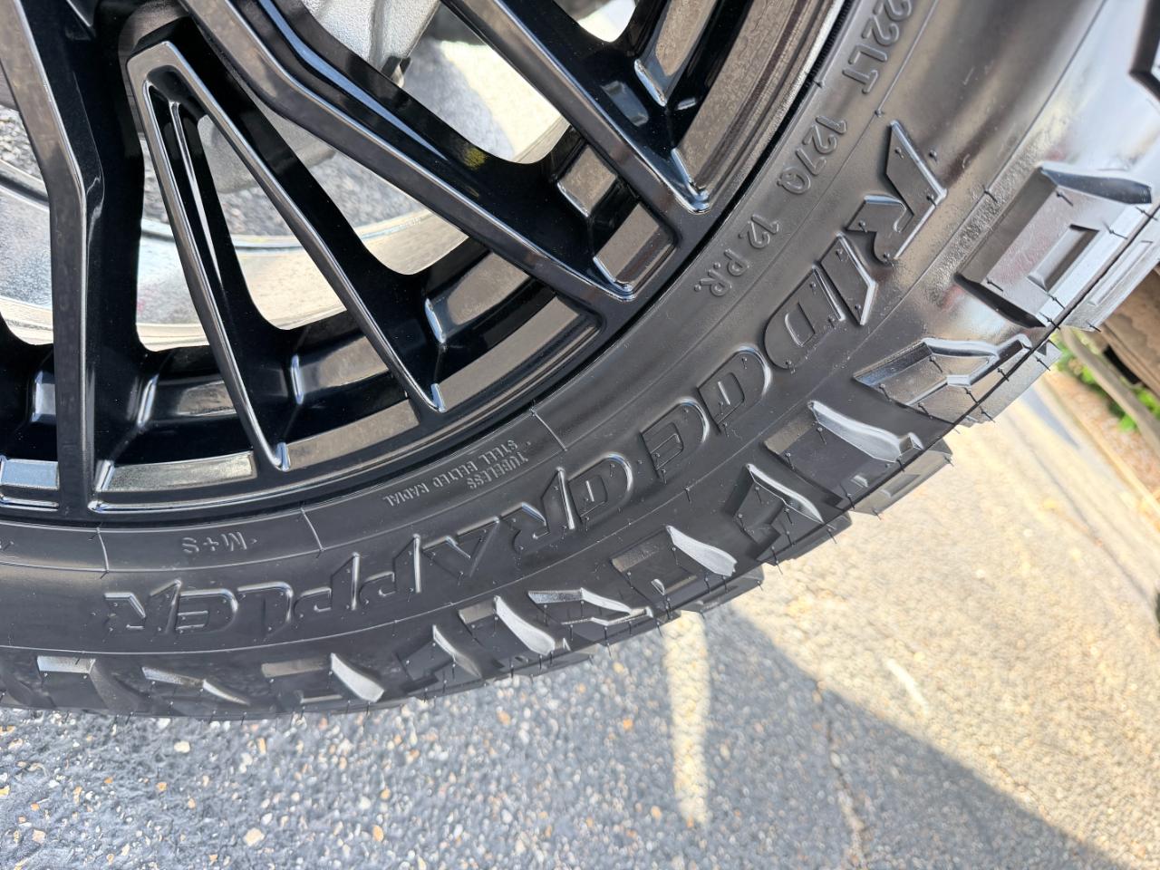 GMC Sierra 1500 4WD Crew Cab 147" AT4 2025