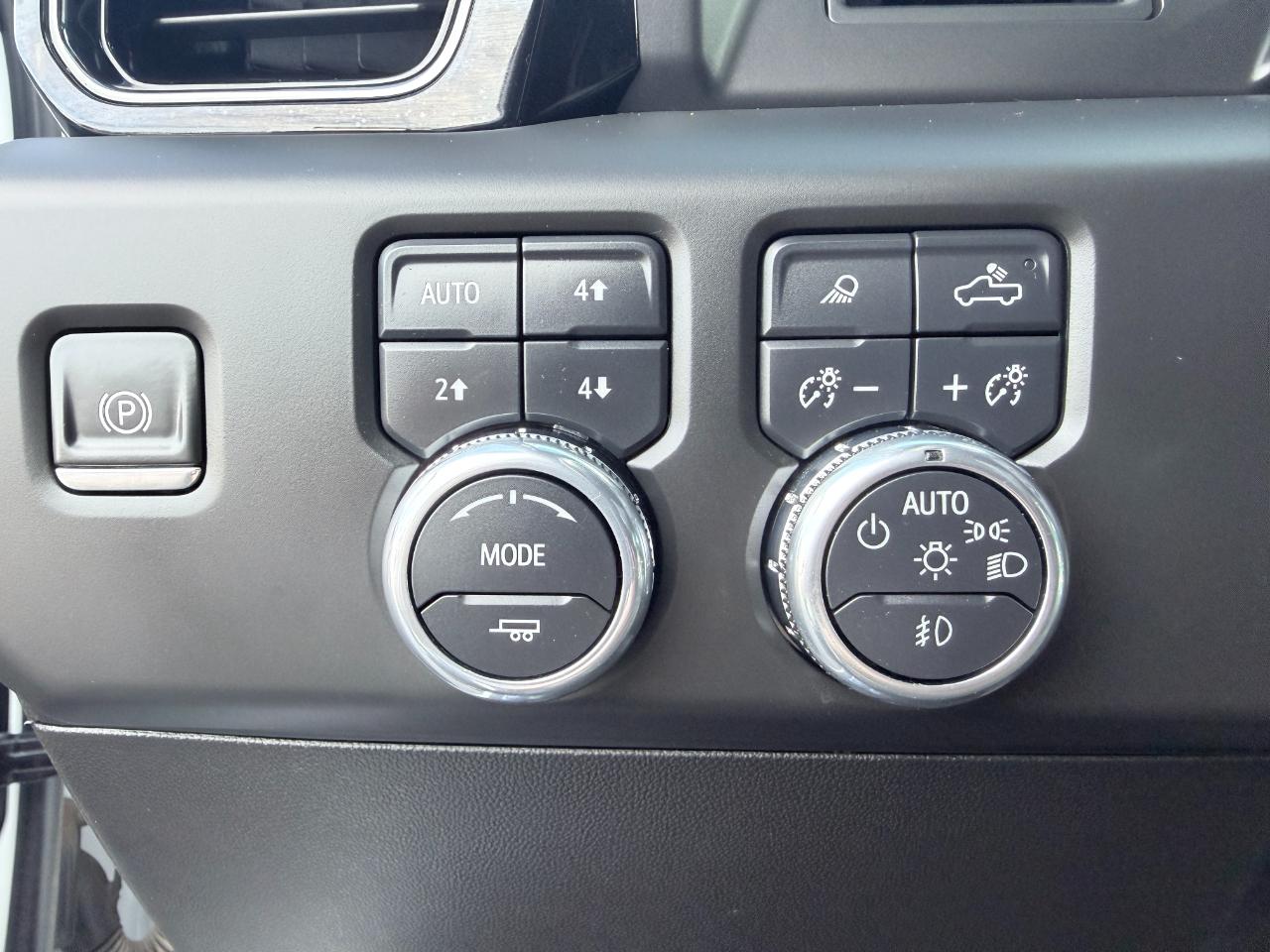 GMC Sierra 1500 4WD Crew Cab 147" AT4 2025