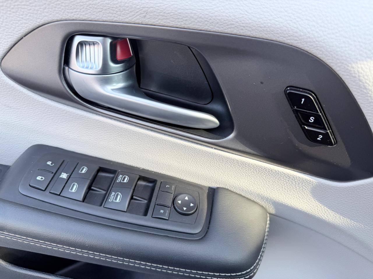 Chrysler Pacifica Touring L FWD 2024