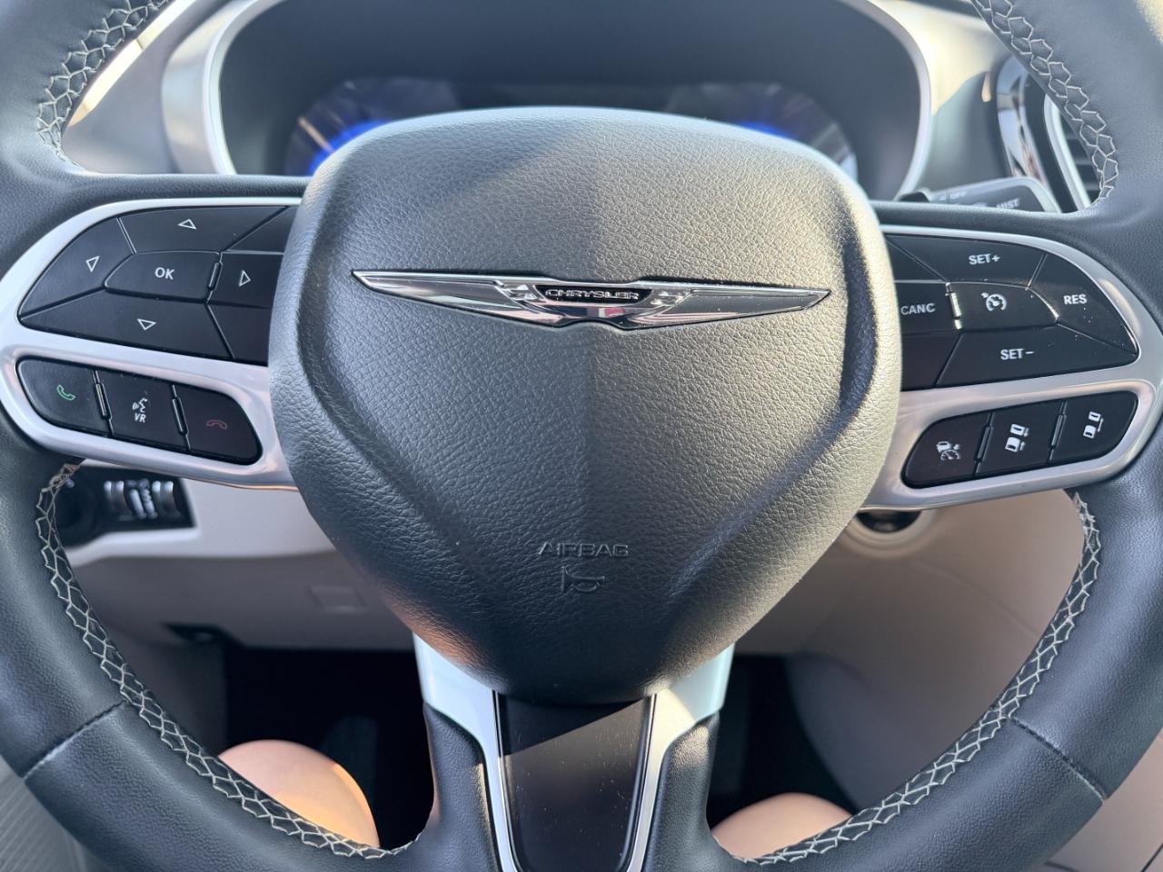 Chrysler Pacifica Touring L FWD 2024