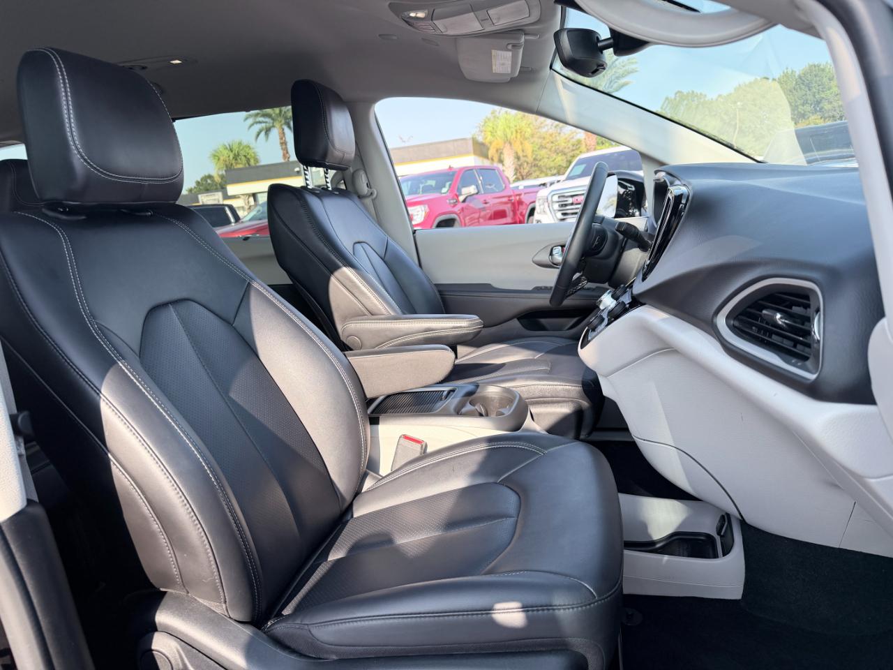 Chrysler Pacifica Touring L FWD 2024