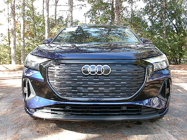 Audi Q4 e-tron  2022 Audi Q4 e-tron  2022