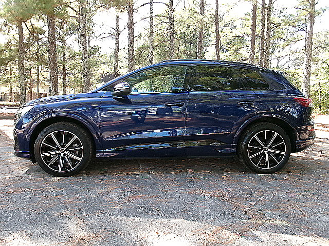 Audi Q4 e-tron  2022 Audi Q4 e-tron  2022