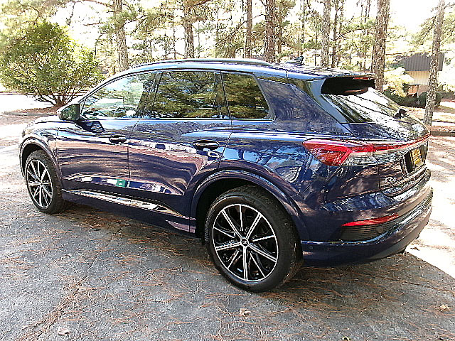 Audi Q4 e-tron  2022 Audi Q4 e-tron  2022