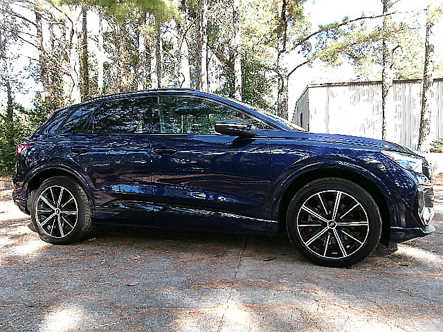 Audi Q4 e-tron  2022 Audi Q4 e-tron  2022