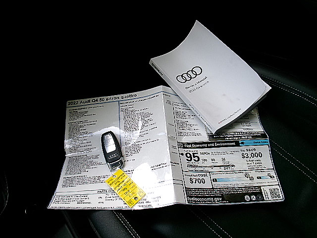 Audi Q4 e-tron  2022 Audi Q4 e-tron  2022