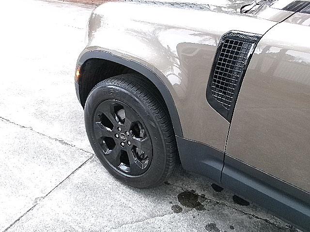 Land Rover Defender  2024