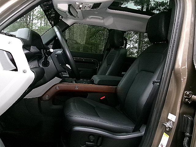 Land Rover Defender  2024