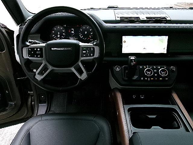 Land Rover Defender  2024