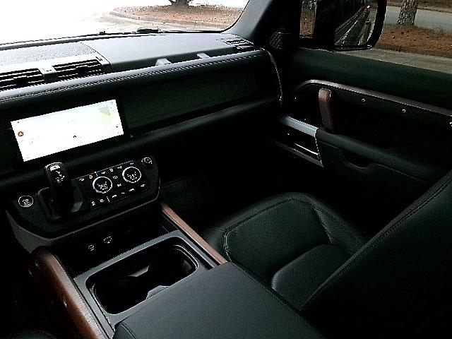 Land Rover Defender  2024