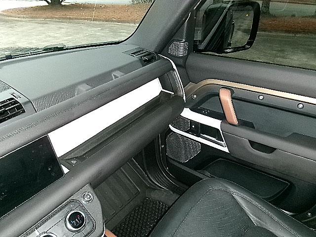 Land Rover Defender  2024