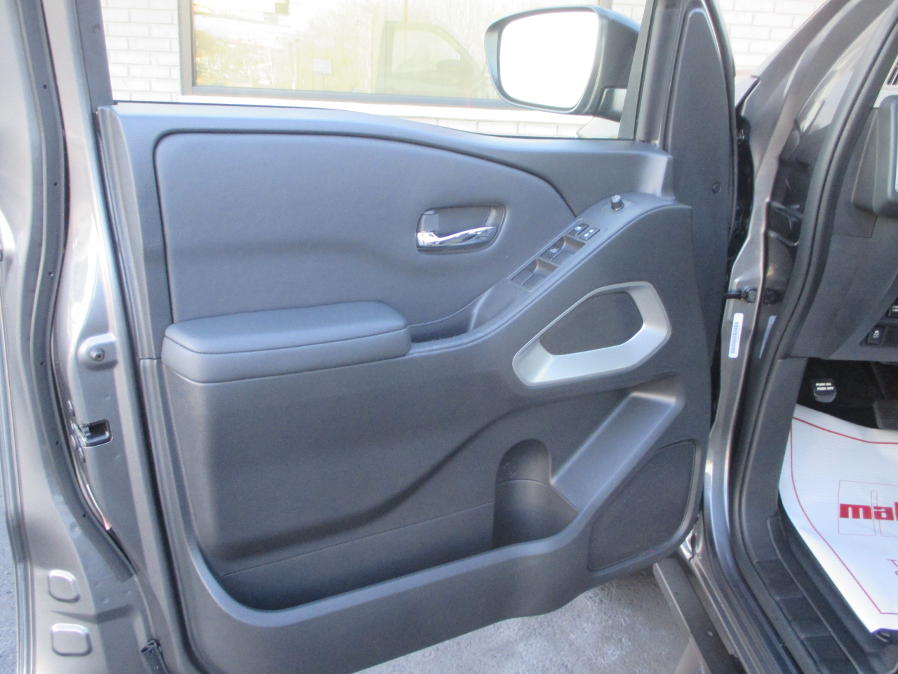 Nissan Frontier SV Crew Cab 4WD 2023