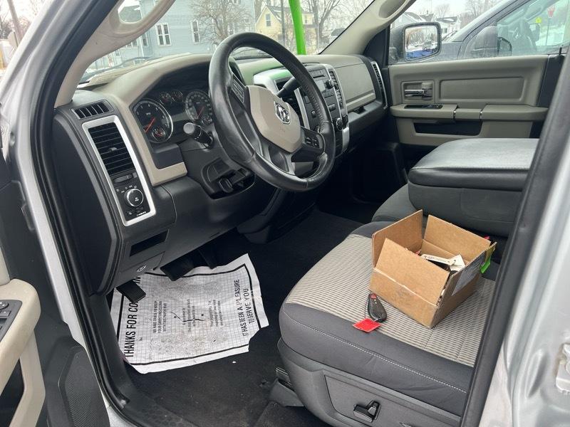 RAM 1500 4WD Crew Cab 140.5" SLT 2012