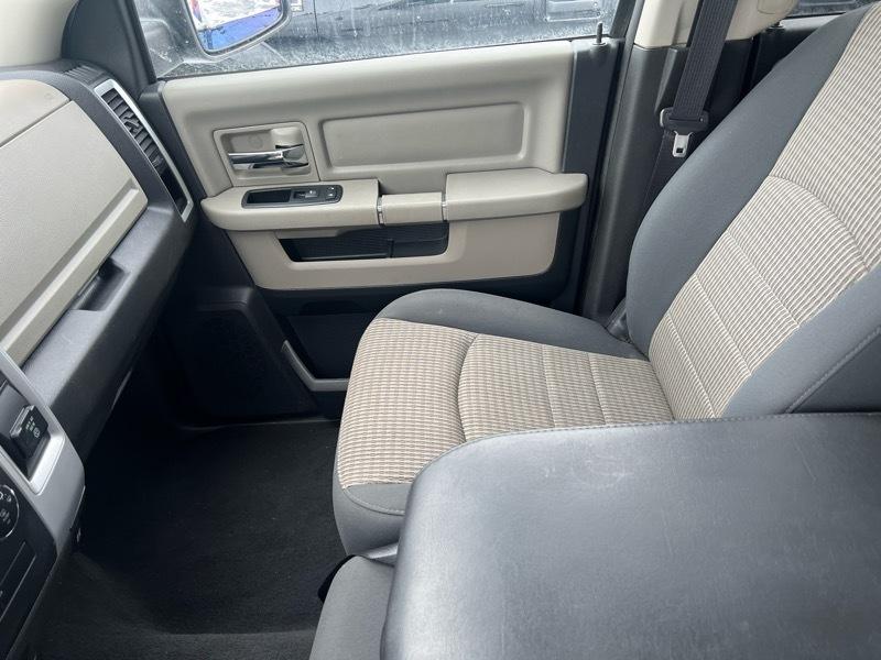 RAM 1500 4WD Crew Cab 140.5" SLT 2012