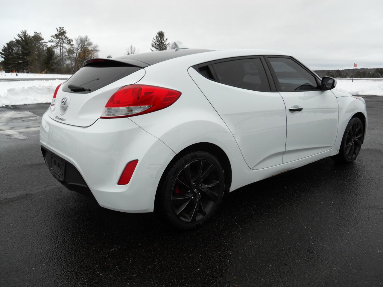 Hyundai Veloster Base 6MT 2016
