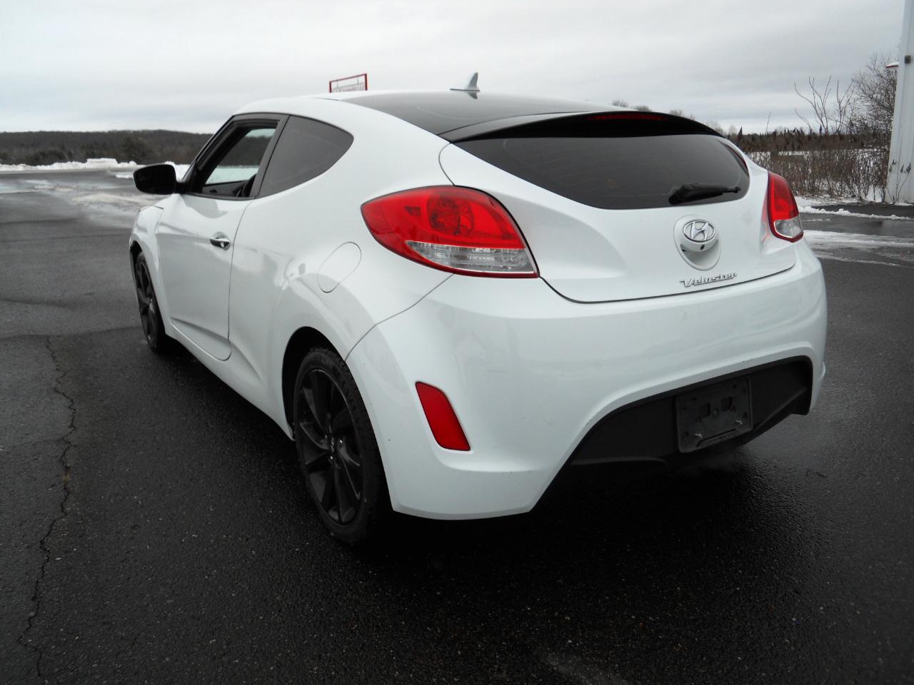 Hyundai Veloster Base 6MT 2016