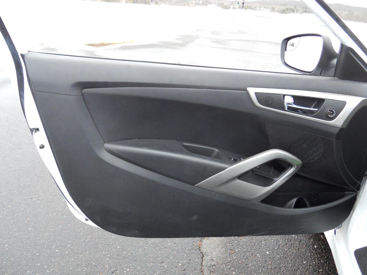 Hyundai Veloster Base 6MT 2016