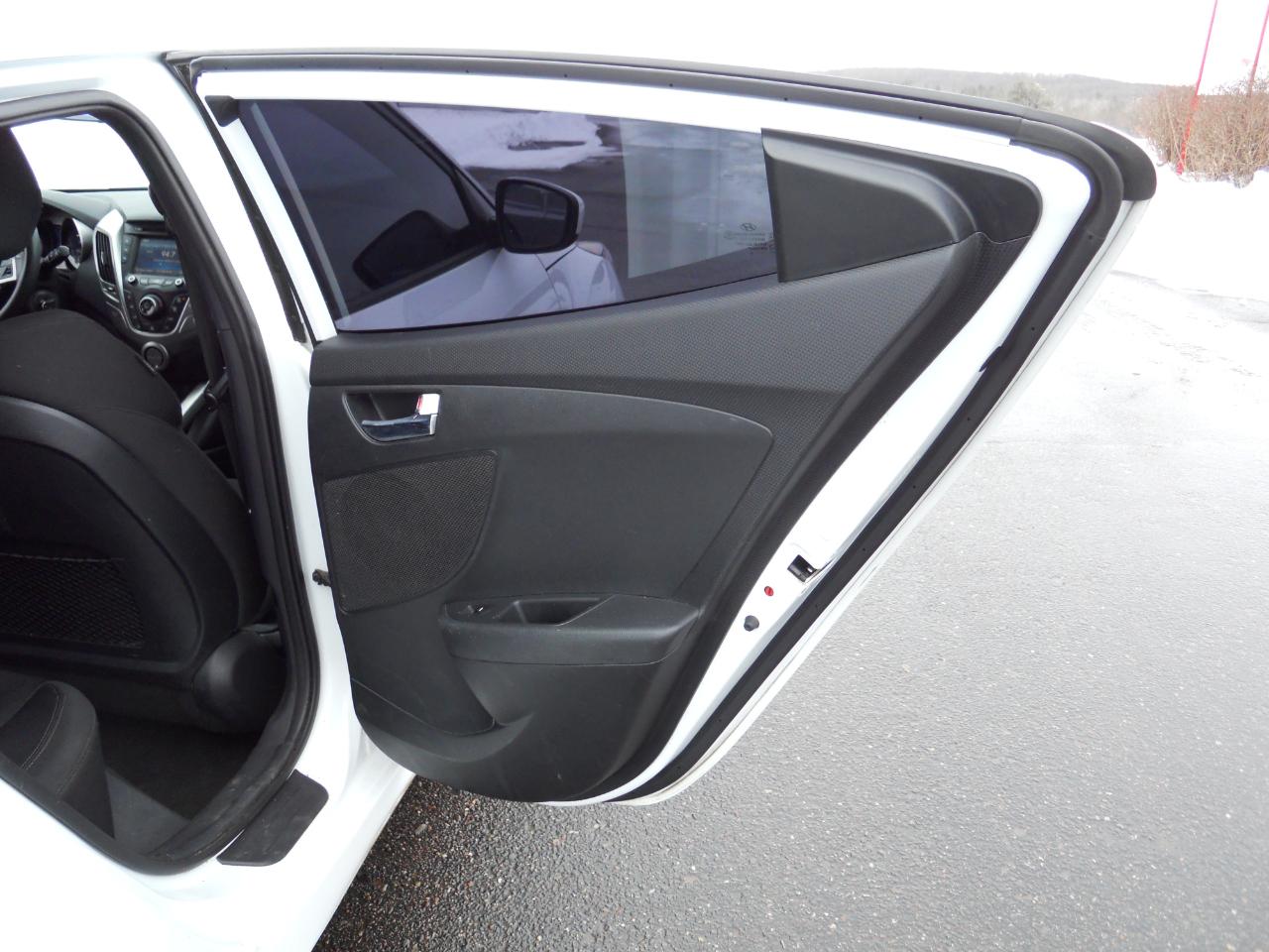 Hyundai Veloster Base 6MT 2016