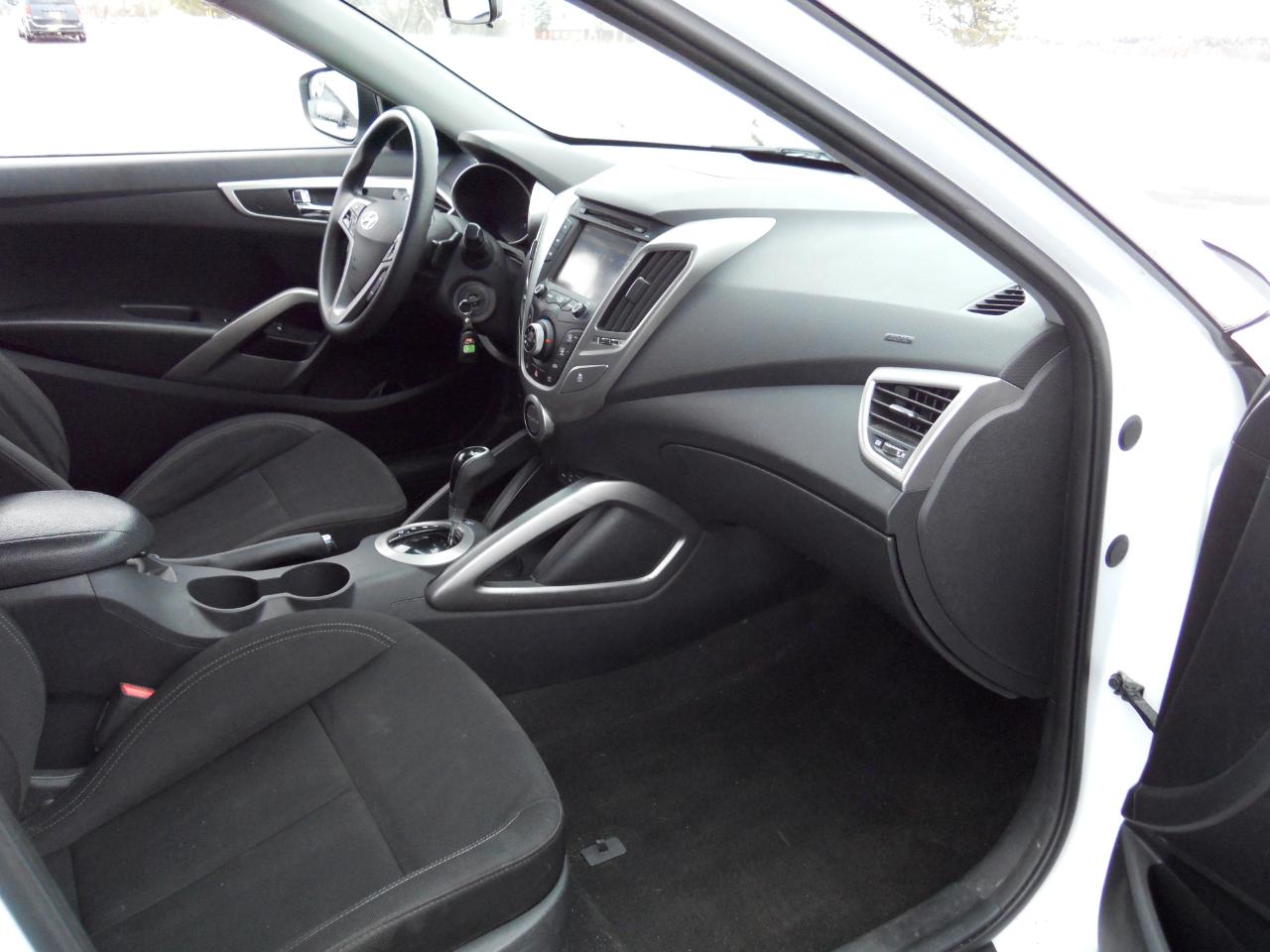 Hyundai Veloster Base 6MT 2016