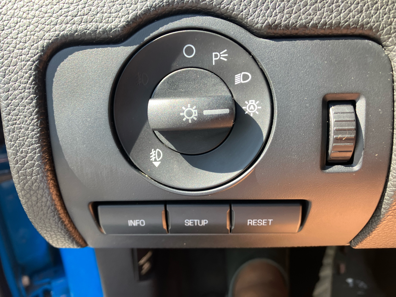 Ford Mustang 2dr Cpe V6 Premium 2011 Ford Mustang 2dr Cpe V6 Premium 2011