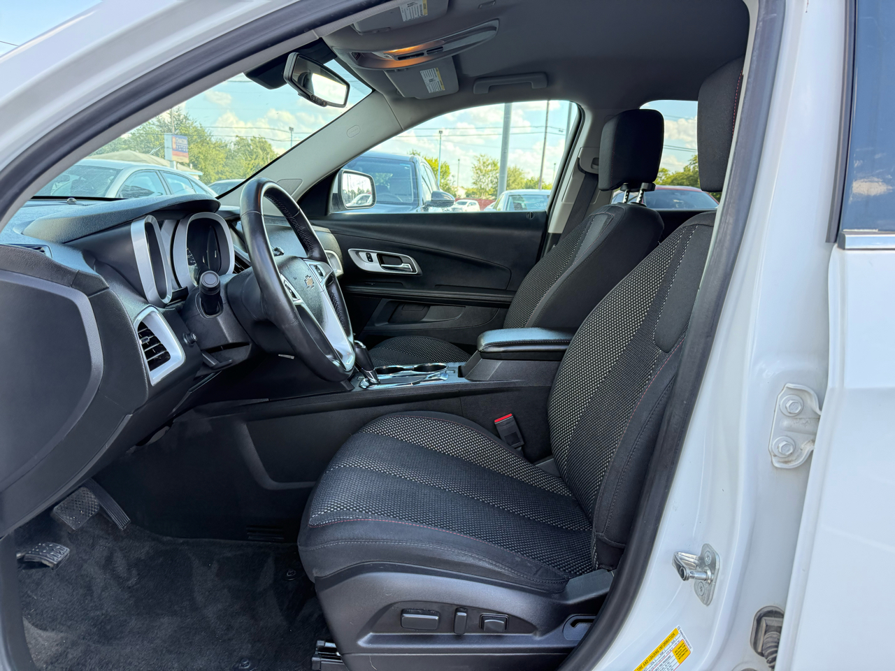 2017 Chevrolet Equinox LT photo 3