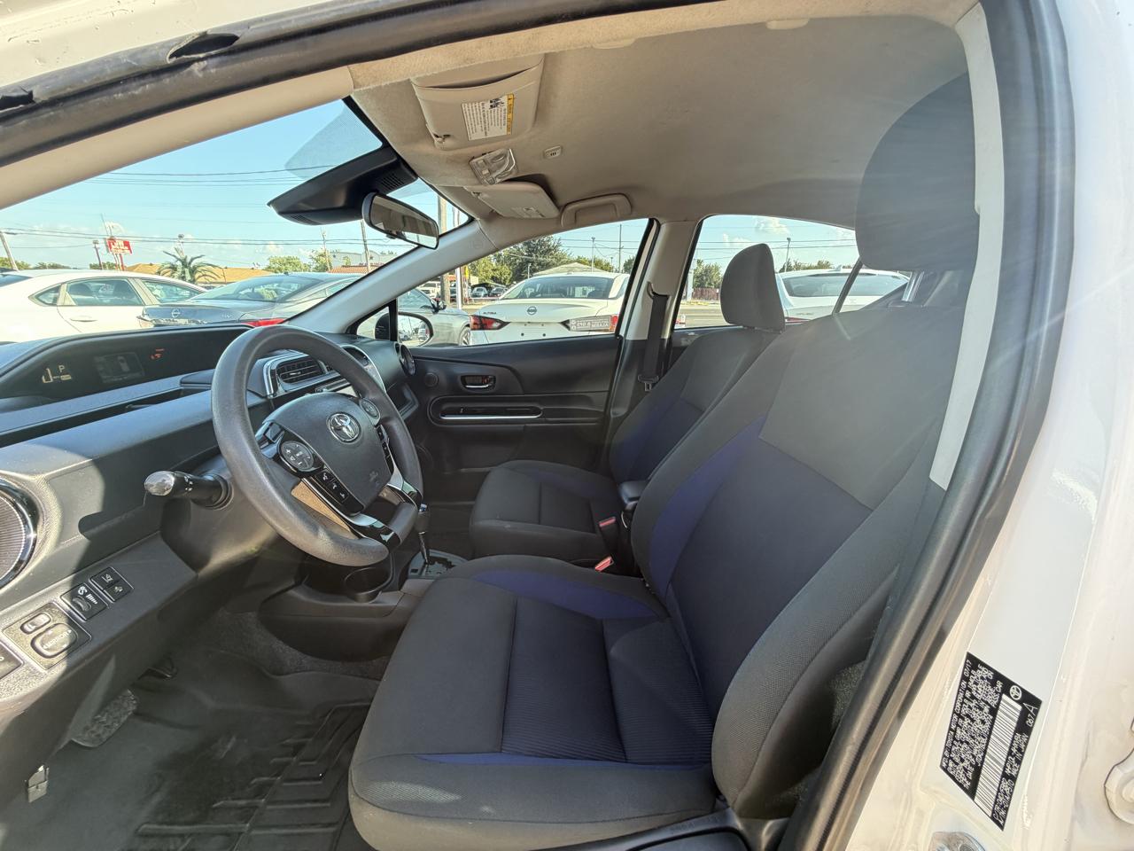 Toyota Prius C photo 3