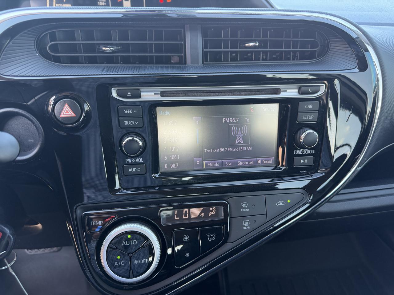 Toyota Prius C photo 7
