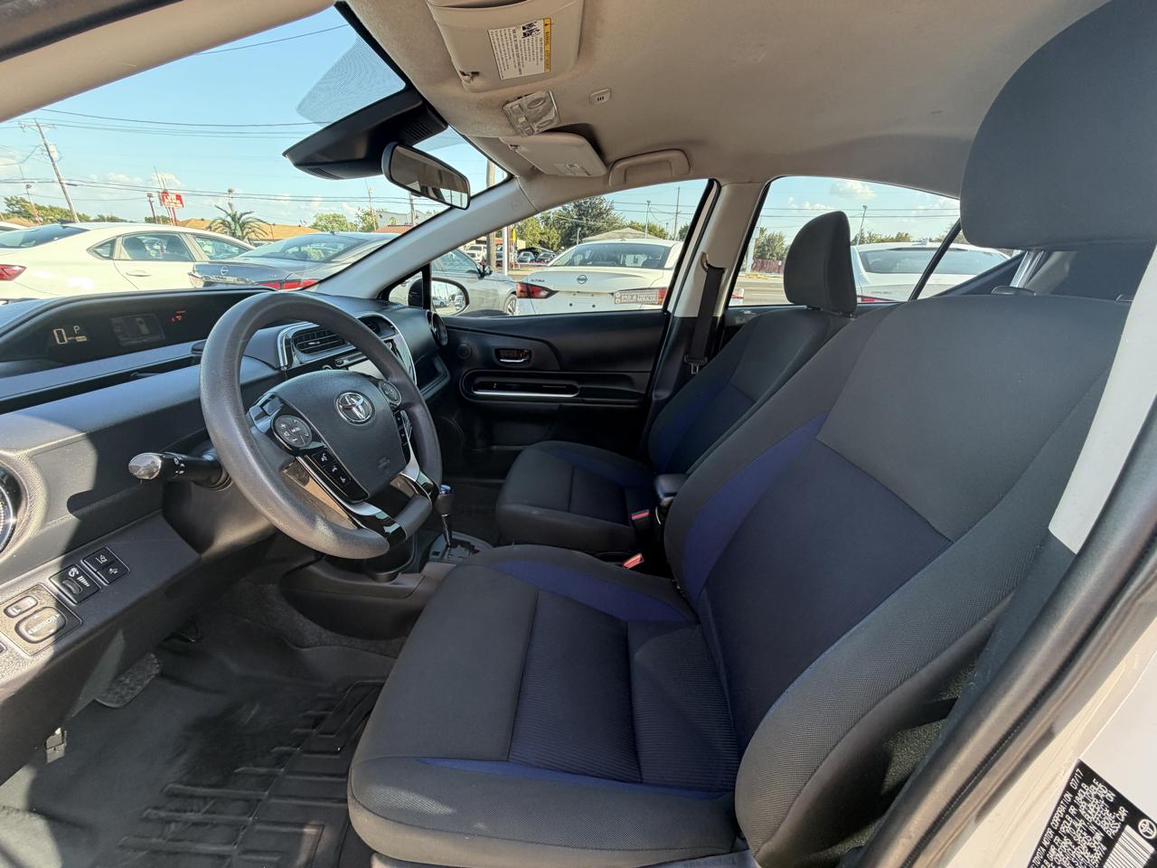 Toyota Prius C photo 9