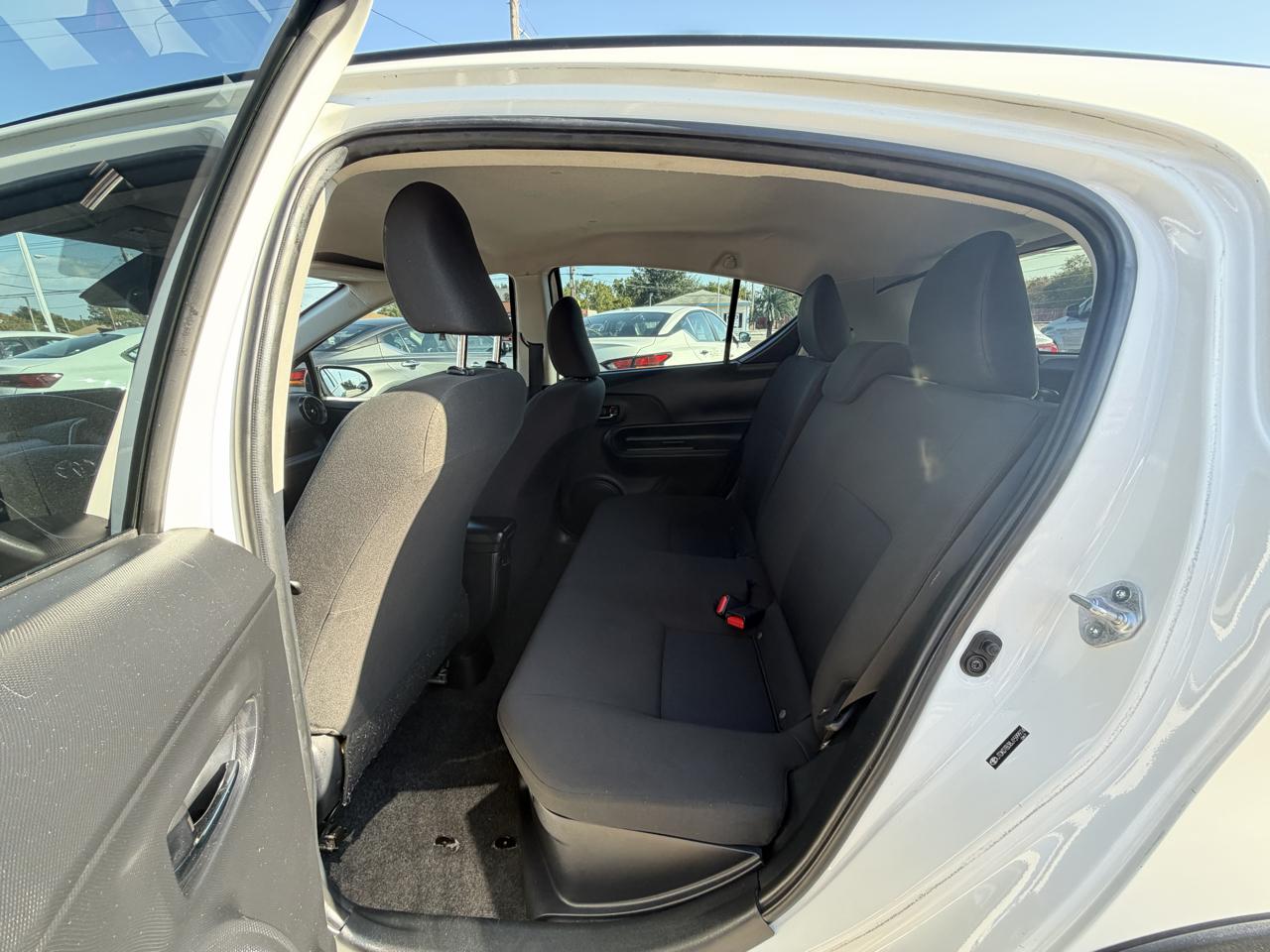 Toyota Prius C photo 11