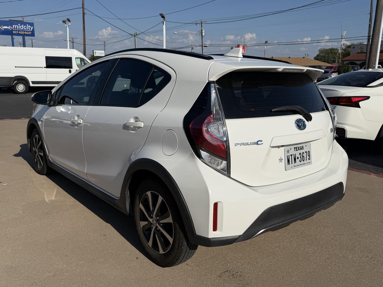 Toyota Prius C photo 12