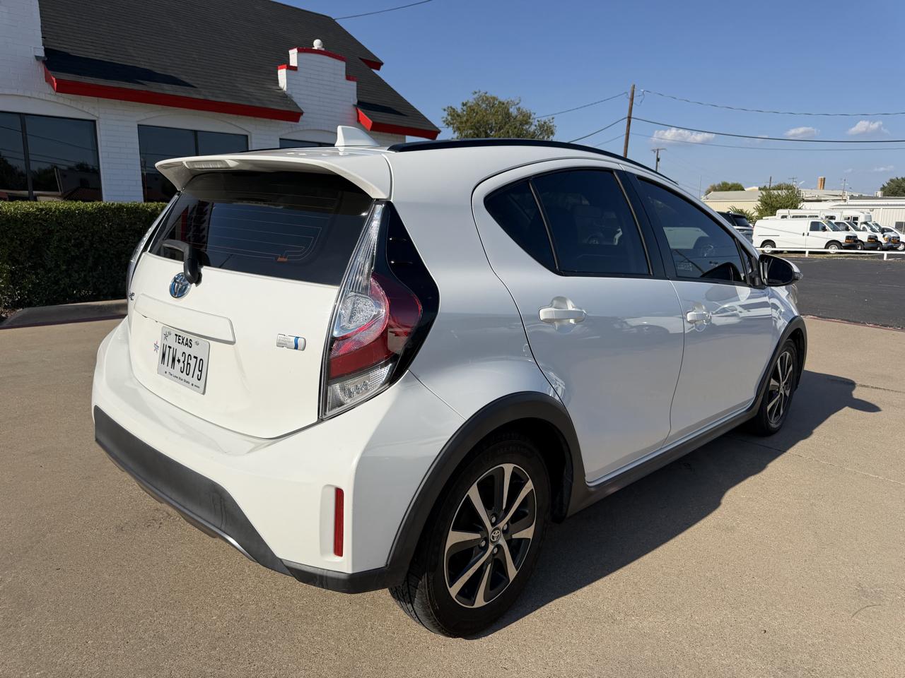 Toyota Prius C photo 14