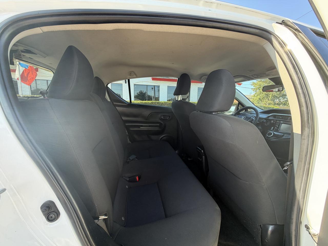 Toyota Prius C photo 15