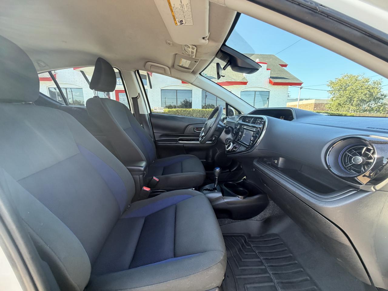 Toyota Prius C photo 17