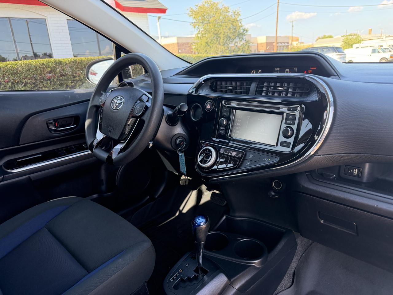 Toyota Prius C photo 18
