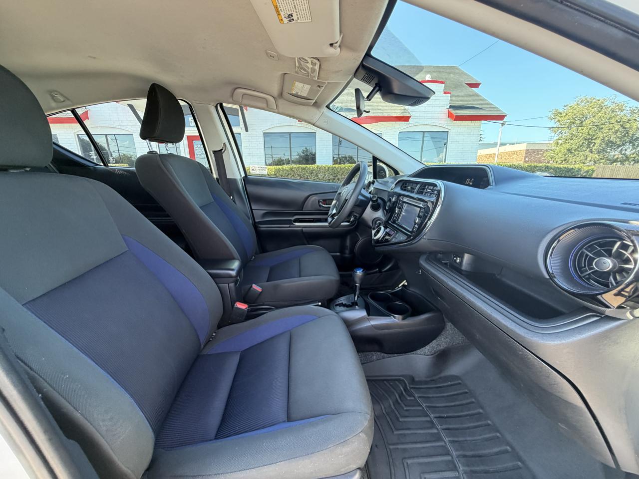 Toyota Prius C photo 20