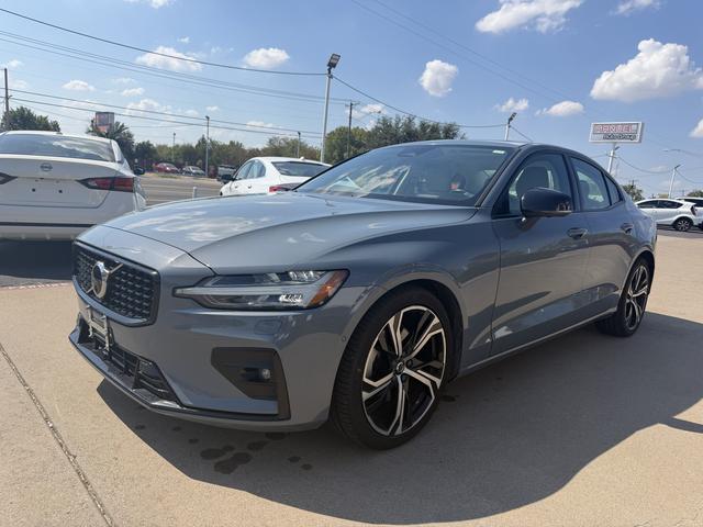 2024 Volvo S60 B5 Plus Dark Theme FWD