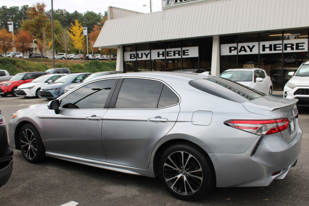 2023 Toyota Camry SE photo 3