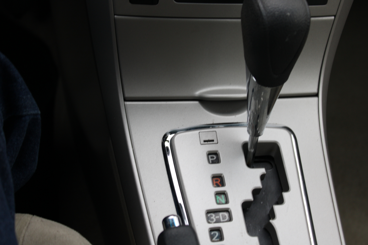 Toyota Corolla LE 4-Speed AT 2012