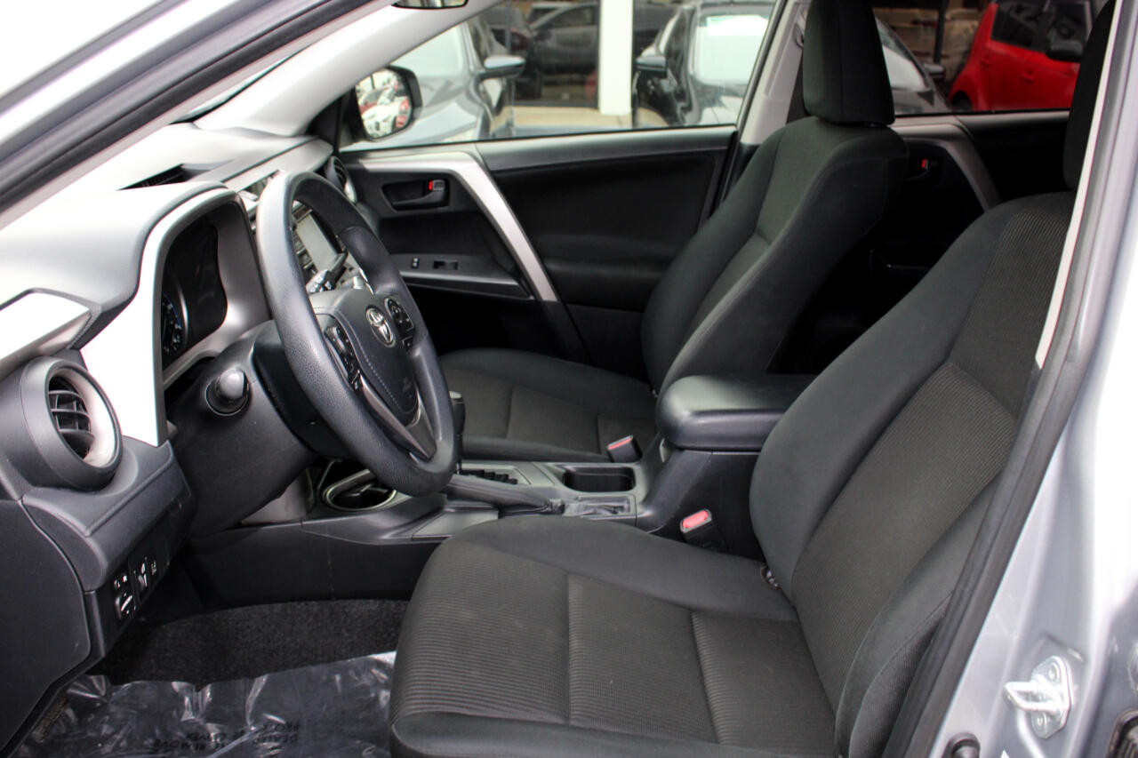 Toyota RAV4 LE FWD 2018