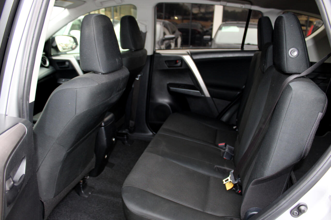 Toyota RAV4 LE FWD 2018