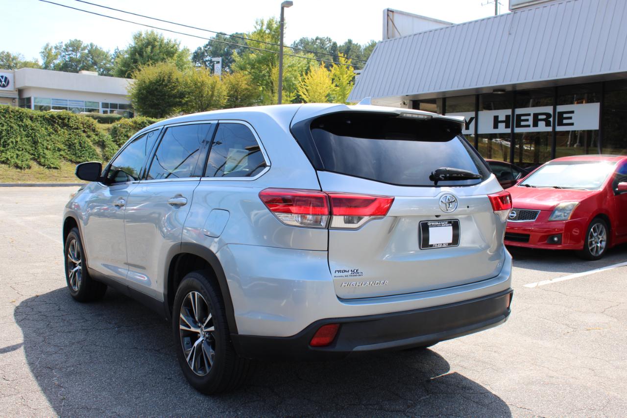 Toyota Highlander LE V6 FWD (Natl) 2019