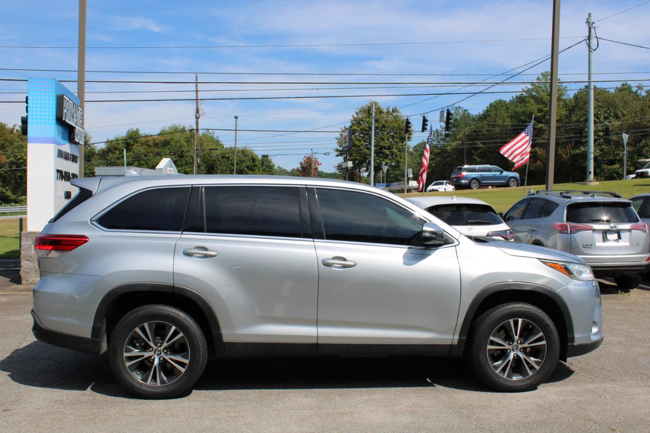 Toyota Highlander LE V6 FWD (Natl) 2019