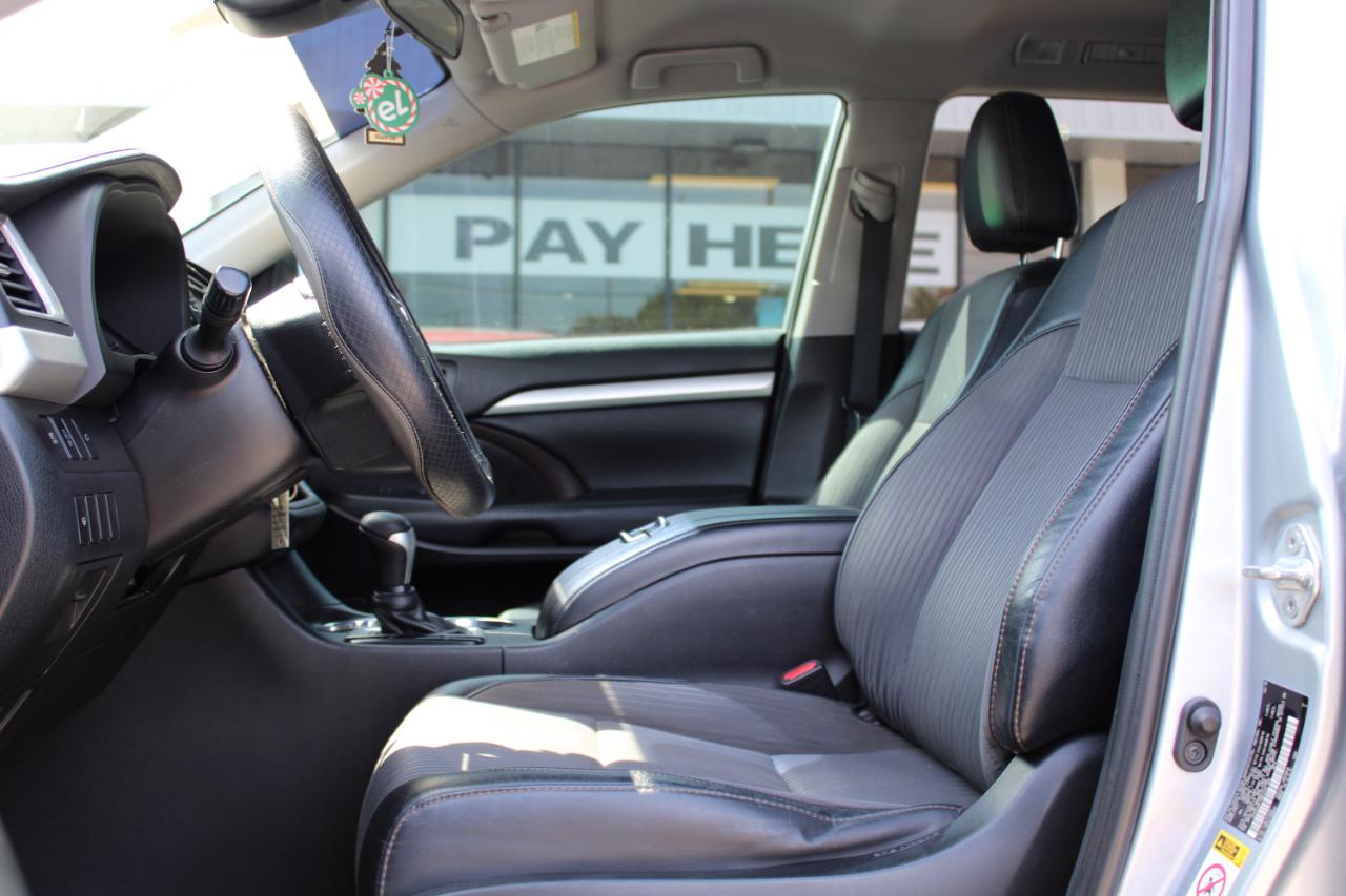Toyota Highlander LE V6 FWD (Natl) 2019