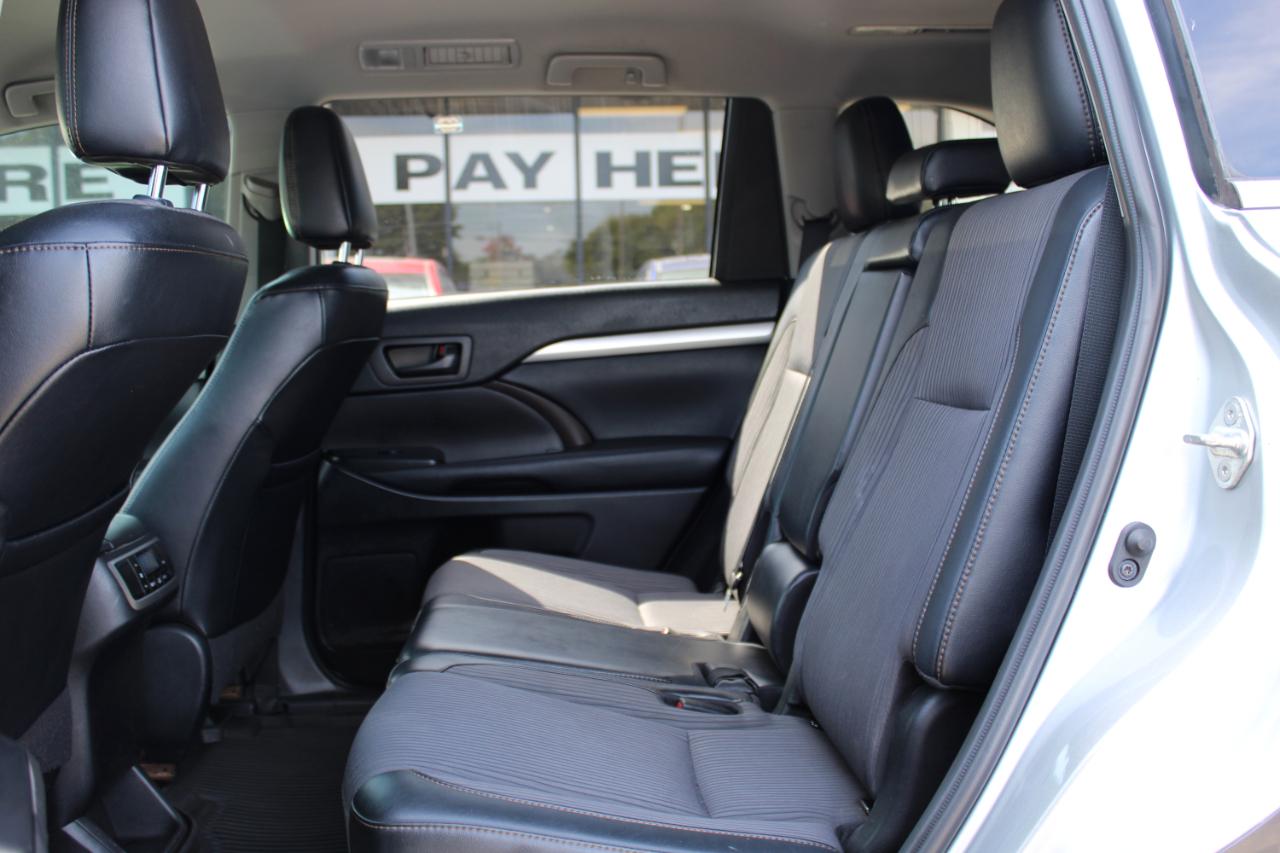 Toyota Highlander LE V6 FWD (Natl) 2019