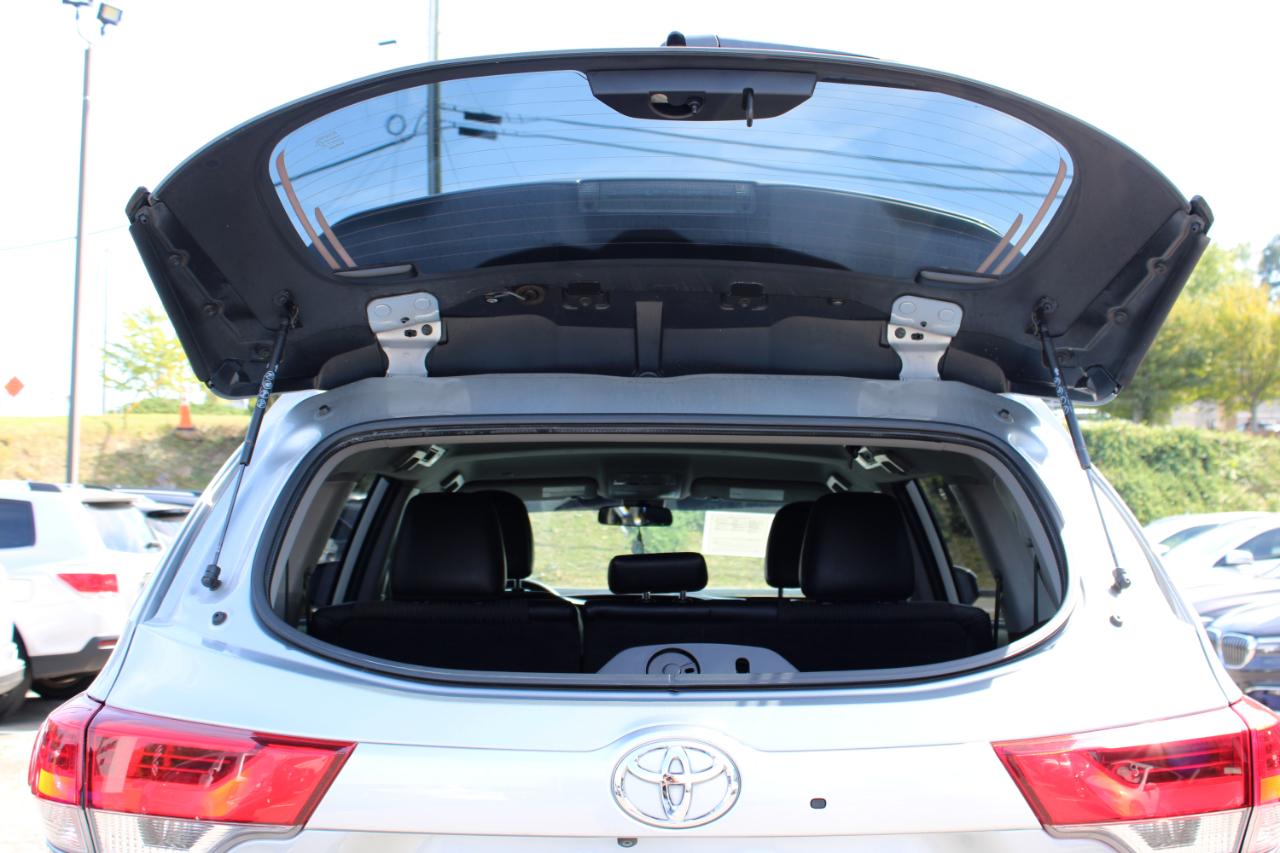 Toyota Highlander LE V6 FWD (Natl) 2019